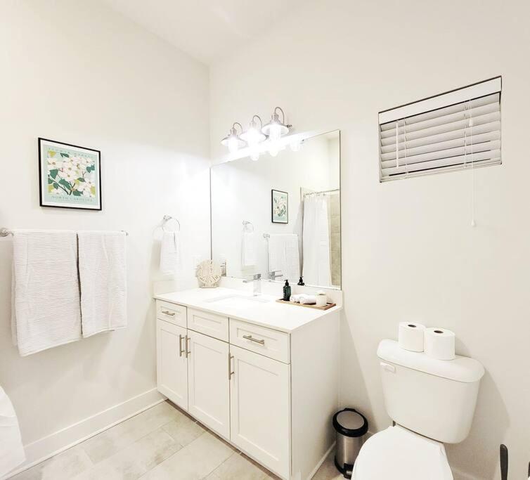 New Stylish Getaway- 5 Mil To Uptown/3 Smart Tvs! Apartment Шарлът Екстериор снимка