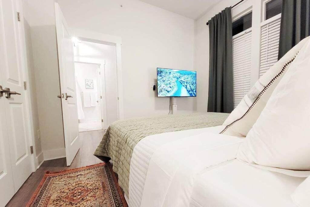 New Stylish Getaway- 5 Mil To Uptown/3 Smart Tvs! Apartment Шарлът Екстериор снимка
