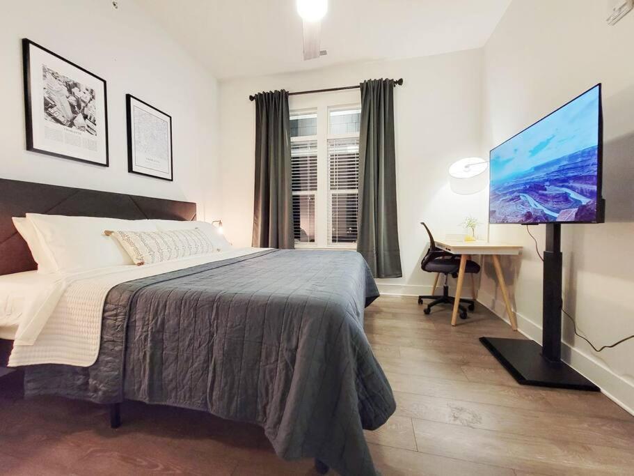 New Stylish Getaway- 5 Mil To Uptown/3 Smart Tvs! Apartment Шарлът Екстериор снимка
