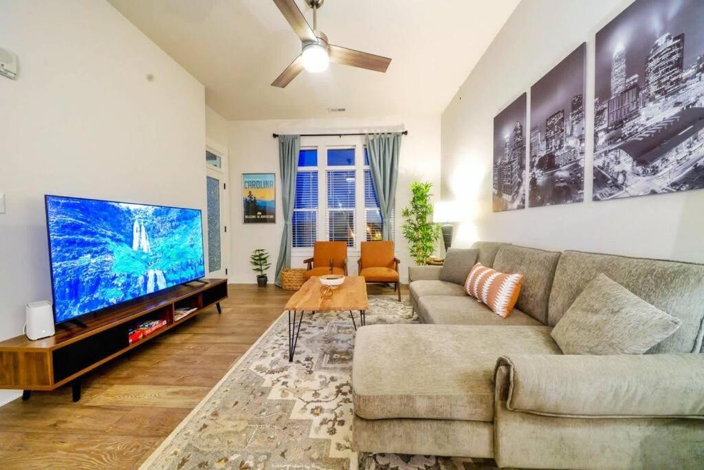 New Stylish Getaway- 5 Mil To Uptown/3 Smart Tvs! Apartment Шарлът Екстериор снимка