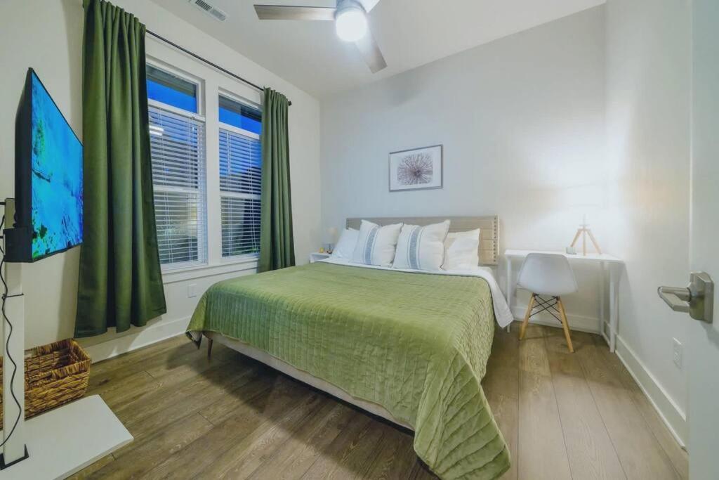 New Stylish Getaway- 5 Mil To Uptown/3 Smart Tvs! Apartment Шарлът Екстериор снимка