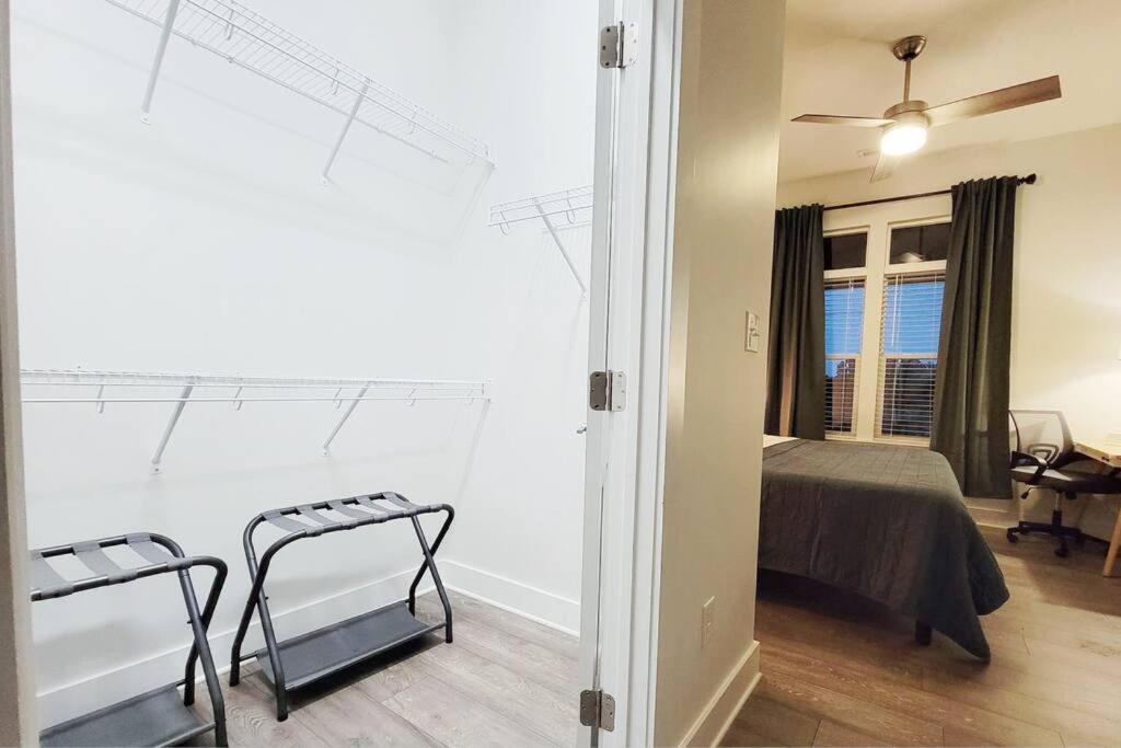 New Stylish Getaway- 5 Mil To Uptown/3 Smart Tvs! Apartment Шарлът Екстериор снимка