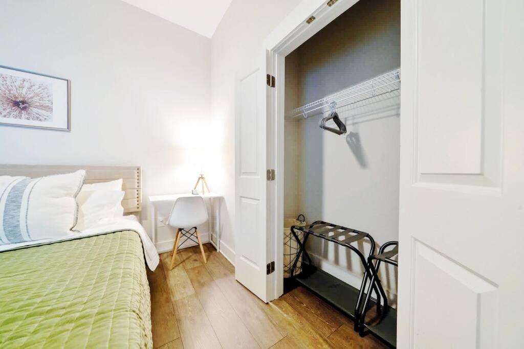 New Stylish Getaway- 5 Mil To Uptown/3 Smart Tvs! Apartment Шарлът Екстериор снимка