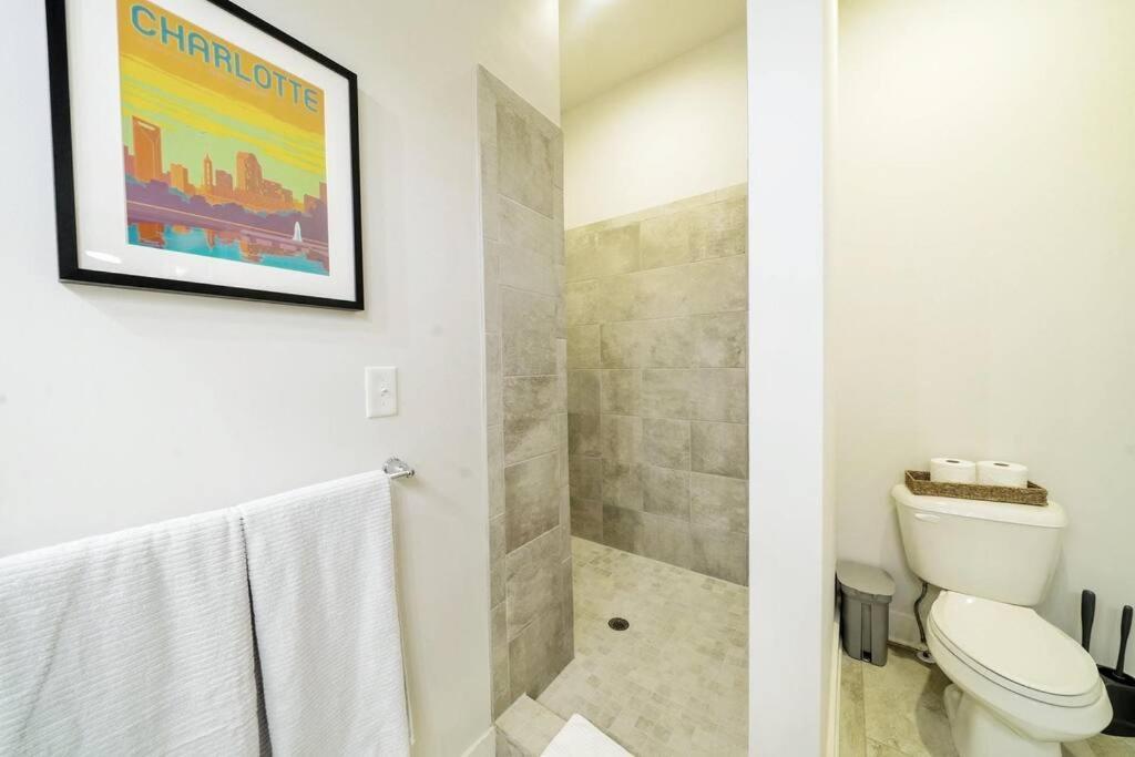 New Stylish Getaway- 5 Mil To Uptown/3 Smart Tvs! Apartment Шарлът Екстериор снимка