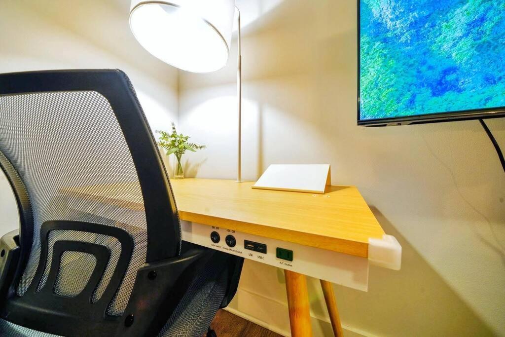 New Stylish Getaway- 5 Mil To Uptown/3 Smart Tvs! Apartment Шарлът Екстериор снимка