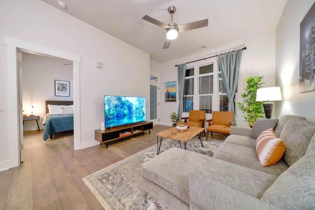 New Stylish Getaway- 5 Mil To Uptown/3 Smart Tvs! Apartment Шарлът Екстериор снимка