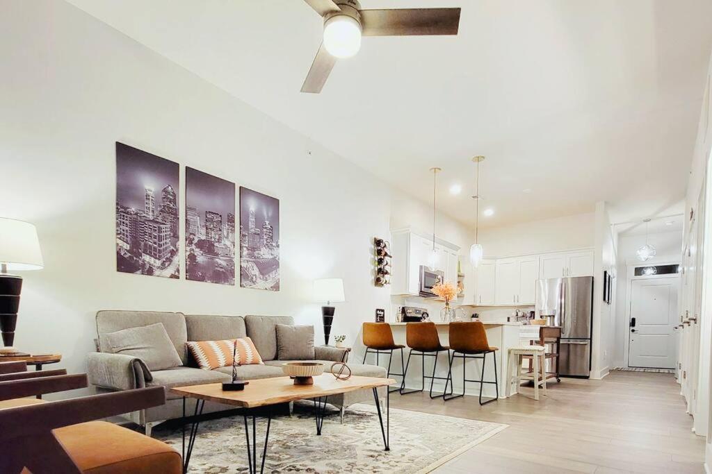 New Stylish Getaway- 5 Mil To Uptown/3 Smart Tvs! Apartment Шарлът Екстериор снимка